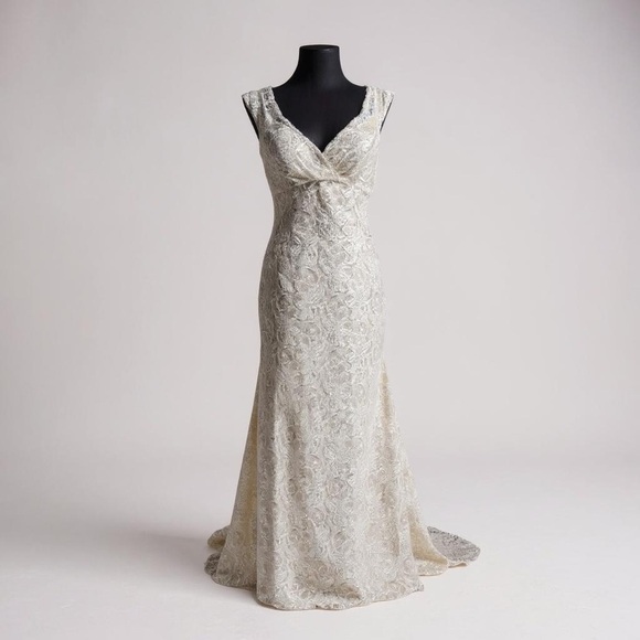 David Bridals Beautiful Lace Beaded Ivory Wedding Dress With Train Sz 4 - Picture 3 of 16